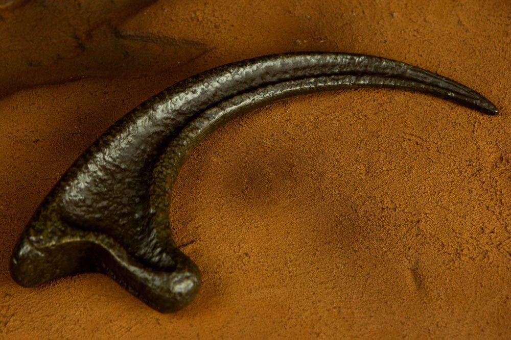 JURASSIC PARK - Raptor Claw Replica '19x14x2.8cm'