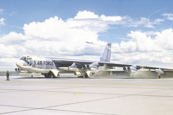 1:72 B-52G Stratofortress Early version with Hound