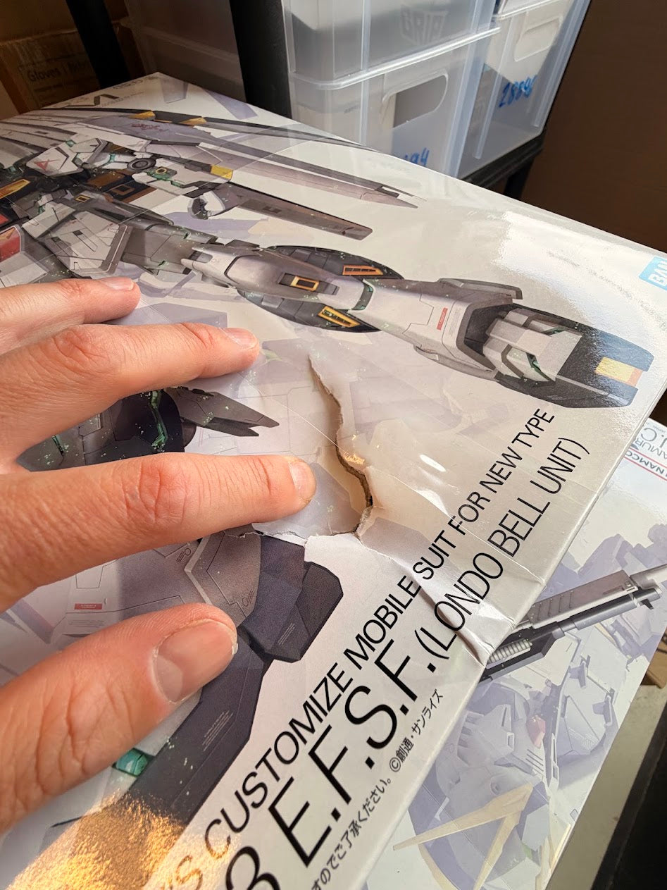 MG RX-93 Nu Gundam Ver. Ka 1/100 *Damaged box*