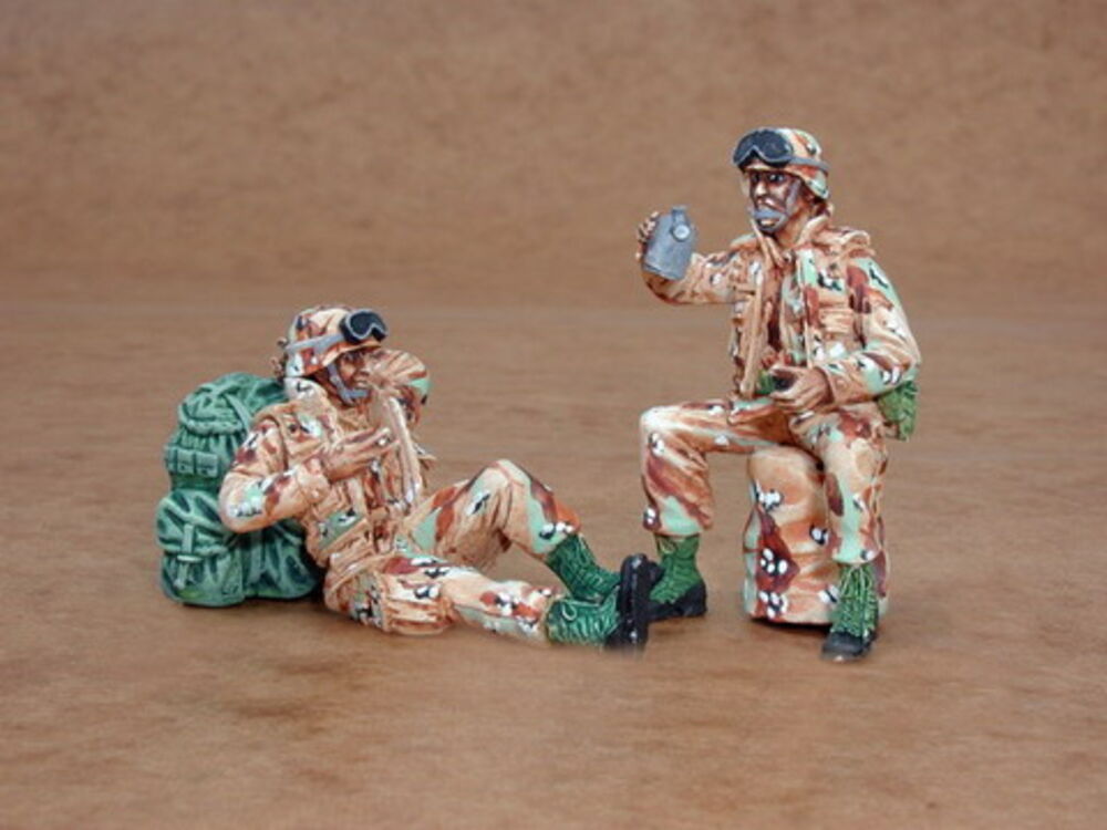 US Army modern soldiers at rest (2 Figuren)