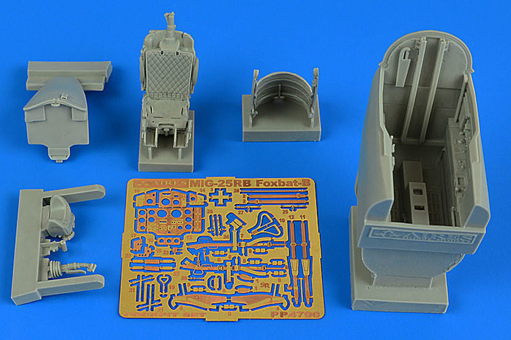 MiG-25RB Foxbat-B cockpit set for ICM