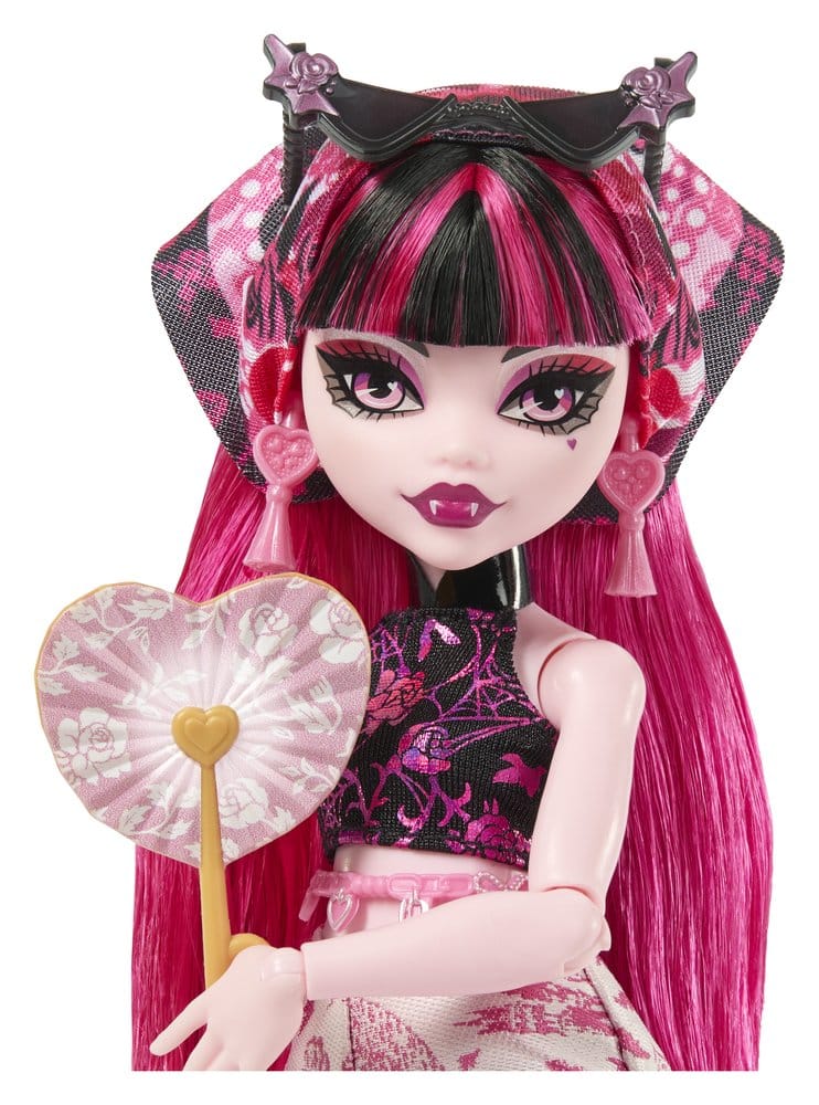 Monster High Skulltimate Secrets Doll  Destination: Gore-geous Oasis - Draculaura