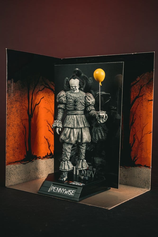 It Welcome to Derry Movie Maniacs Figure Pennywise (Black & White) 16 cm