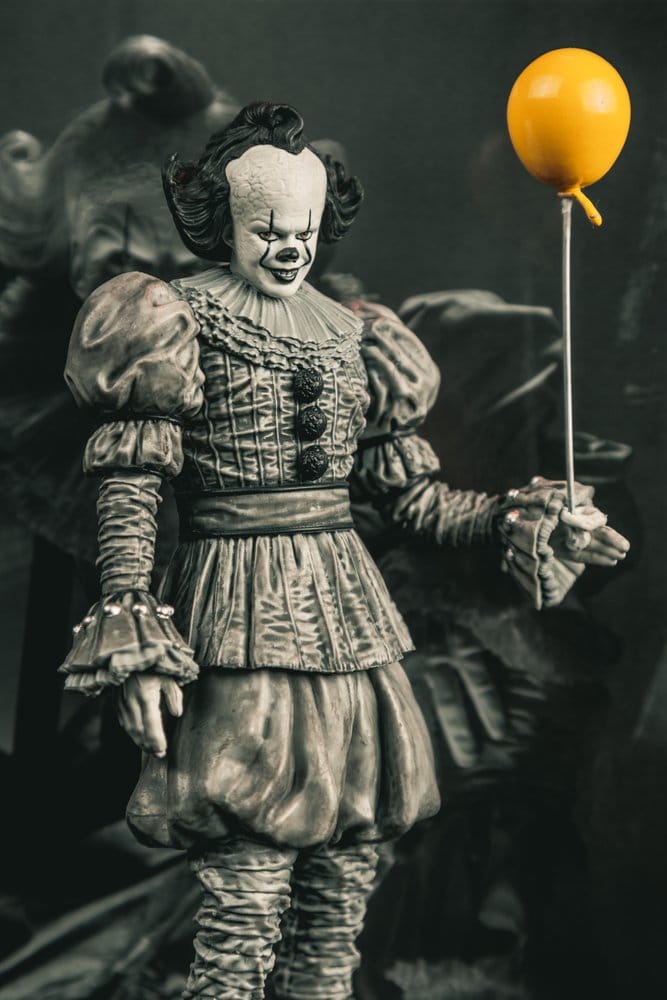 It Welcome to Derry Movie Maniacs Figure Pennywise (Black & White) 16 cm