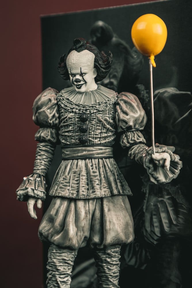 It Welcome to Derry Movie Maniacs Figure Pennywise (Black & White) 16 cm