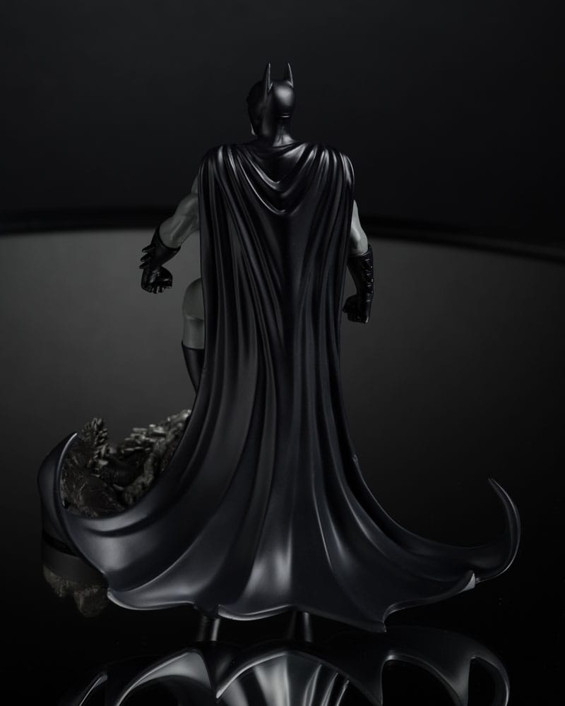 DC Direct Statue 1/10 Batman by Bjorn Barends (Black White) 18 cm