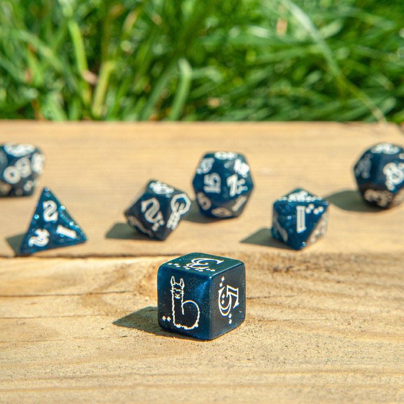 Shimmering Llama Dice Set Glittering dark Blue & White (7)